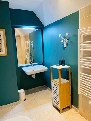 A bathroom with a white sink, a mirror, and a towel rack. - L'ARTY near the historic center with parking (Sarlat-la-Canéda)