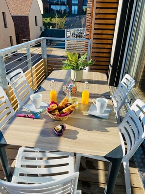 Outdoor dining - The foxtrot 50 m from the historic center (Sarlat-la-Canéda)