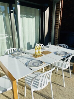 Outdoor dining - L'Opale SPA and parking lot 50m from the historic center (Sarlat-la-Canéda)