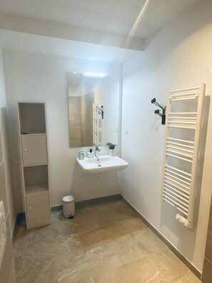 Bathroom - L'Opale SPA and parking lot 50m from the historic center (Sarlat-la-Canéda)
