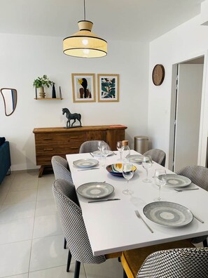 Dining - L'Opale SPA and parking lot 50m from the historic center (Sarlat-la-Canéda)