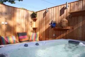 Outdoor spa tub - Gîte Le Maine Libre* SPA* Calme et authenticité (Saint-Pompont)