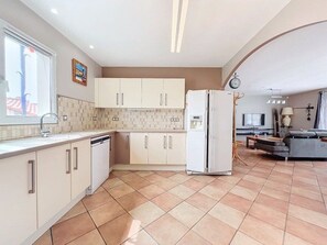 Fridge, microwave, oven, dishwasher - House near the beach, air conditioning, terrace, parking (Le Barcarès)