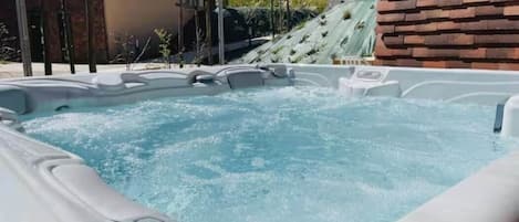 Bañera de hidromasaje al aire libre