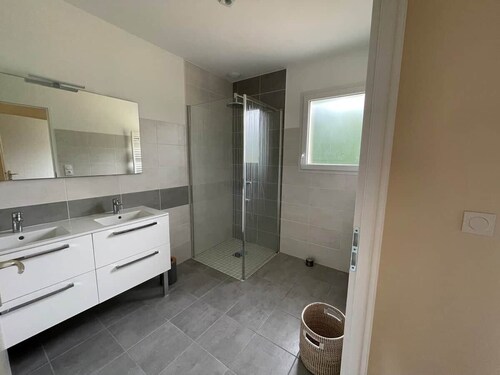 House sleeps 6 pool