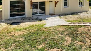 A single-story house with a sloped roof, a covered porch, and a large window. - House sleeps 6 pool (Sarlat-la-Canéda)
