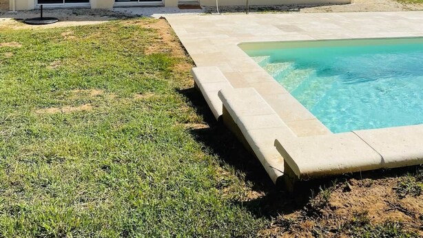 A two-story house with a tiled roof, a swimming pool, and a well-maintained lawn. - House sleeps 6 pool (Sarlat-la-Canéda)