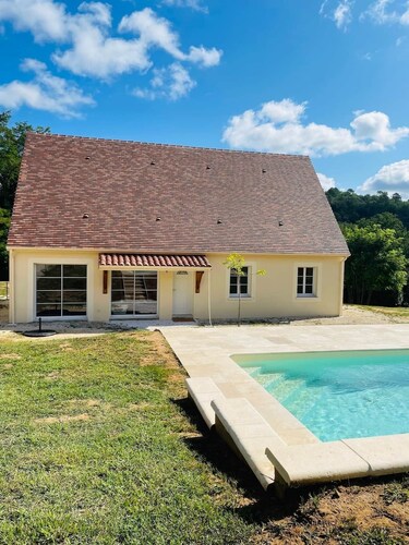 House sleeps 6 pool