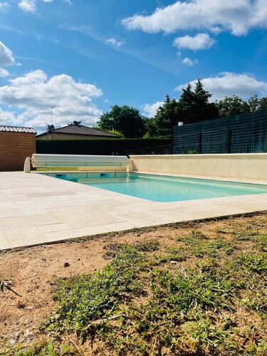 House sleeps 6 pool