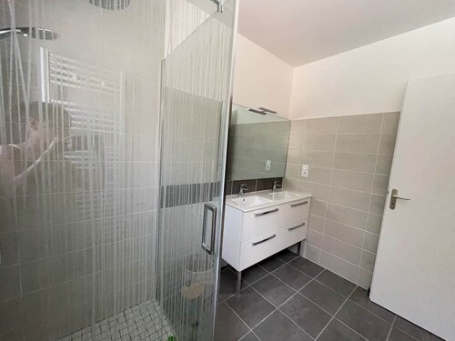 House sleeps 6 pool