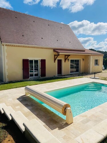 House sleeps 7 pool