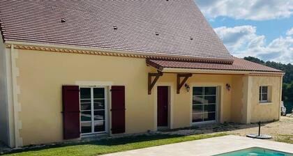 House sleeps 7 pool