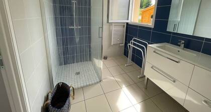 House sleeps 7 pool