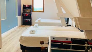 4 bedrooms, iron/ironing board, WiFi