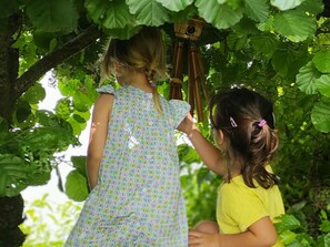 Two children in a garden with a wooden structure. - Mobile home with terrace - 6 guests (Maulévrier)