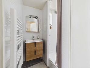 Bathroom - Renovated apartment with parking - guests (Marseillan-Plage)