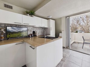 Fridge, microwave, oven, stovetop - Renovated apartment with parking - guests (Marseillan-Plage)