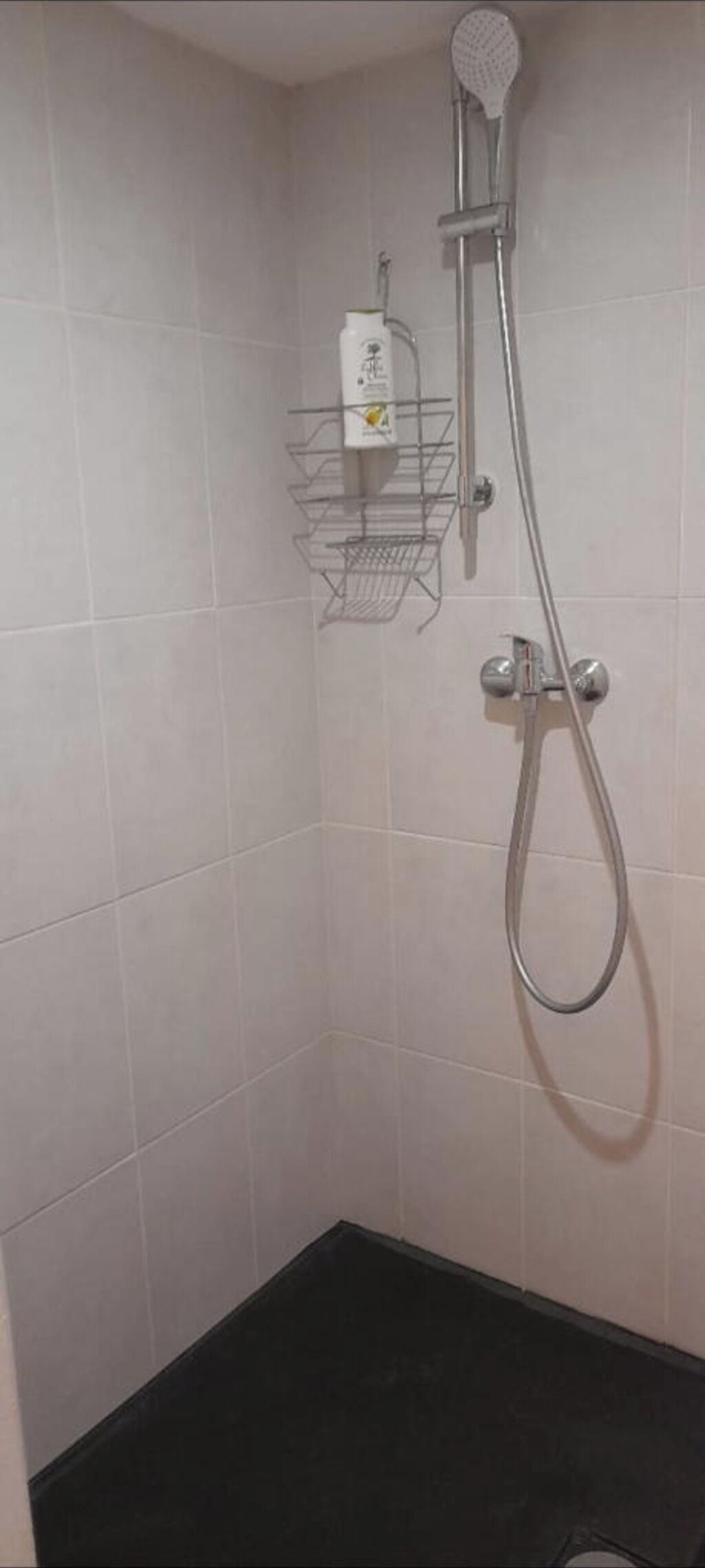 Douche, séchoir à cheveux, serviettes fournies, savon