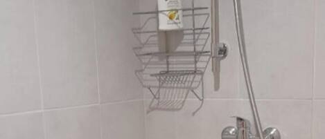 Douche, séchoir à cheveux, serviettes fournies, savon