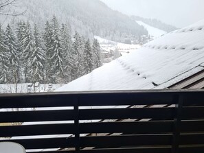 A snowy mountain landscape with a view of a town nestled in the valley. - Studio at the foot of the slopes - 3 guests (Les Carroz d'Arâches)