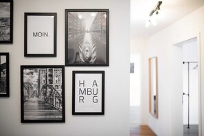 Interior - Central Apartment 4 Bedrooms for up to 12 Guests (Hamburg)