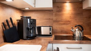 Wasserkocher mit Kaffee-/Teezubehör, Kühlschrank, Mikrowelle, Ofen