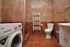 Douche, sèche-cheveux, serviettes fournies, savon