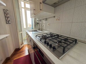 Fridge, microwave, oven, stovetop - Naif - a beautiful apartment in Rome (Roma)