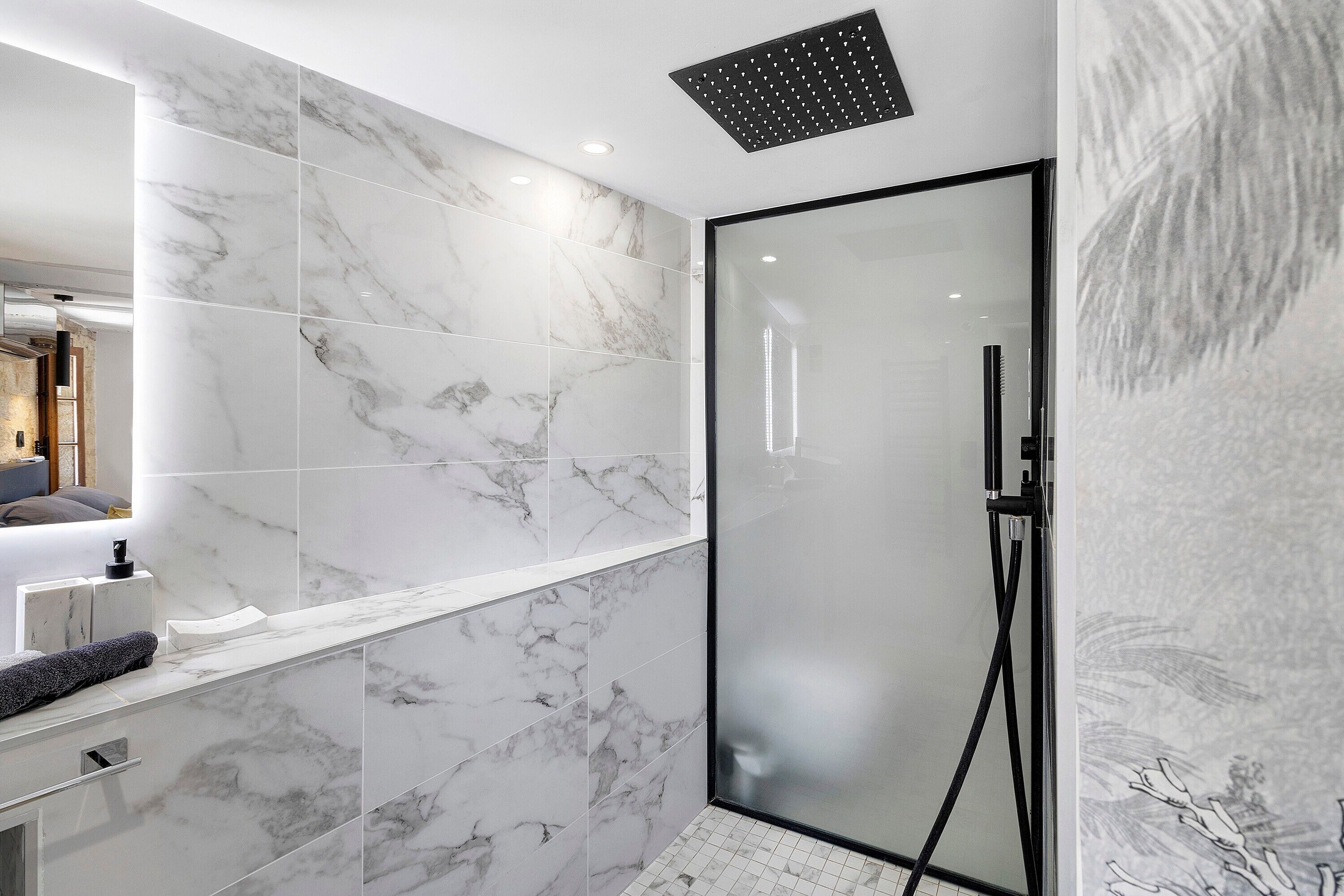 Douche, sèche-cheveux, serviettes fournies