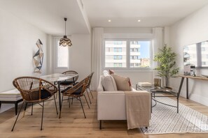 Living area - Bright 2-Bed Apartment Near Santiago Bernabéu (Madrid)