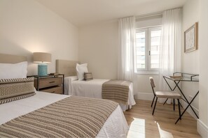 2 habitaciones, tabla de planchar con plancha y ropa de cama 