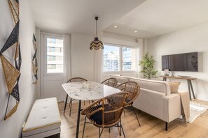 Living area - Bright 2-Bed Apartment Near Santiago Bernabéu (Madrid)