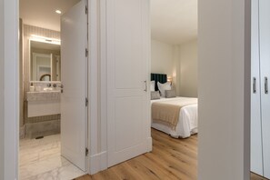 2 bedrooms, iron/ironing board, bed sheets - Bright 2-Bed Apartment Near Santiago Bernabéu (Madrid)