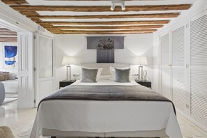 1 habitación, tabla de planchar con plancha y ropa de cama 