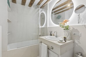 Towels - Stylish Retreat by Plaza Santa Ana (Madrid)