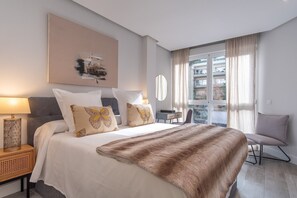 1 bedroom, iron/ironing board, bed sheets - Chic Central Madrid Apartment with Light (Madrid)