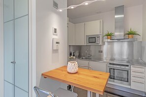 Private kitchen - Cozy Apartment for 2 on Exclusive Street, Madrid (Madrid)