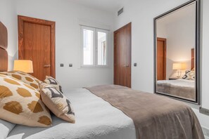 Room - Cozy Apartment for 2 on Exclusive Street, Madrid (Madrid)