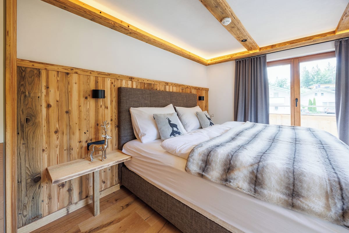 Premium bedding, laptop workspace, blackout curtains, soundproofing