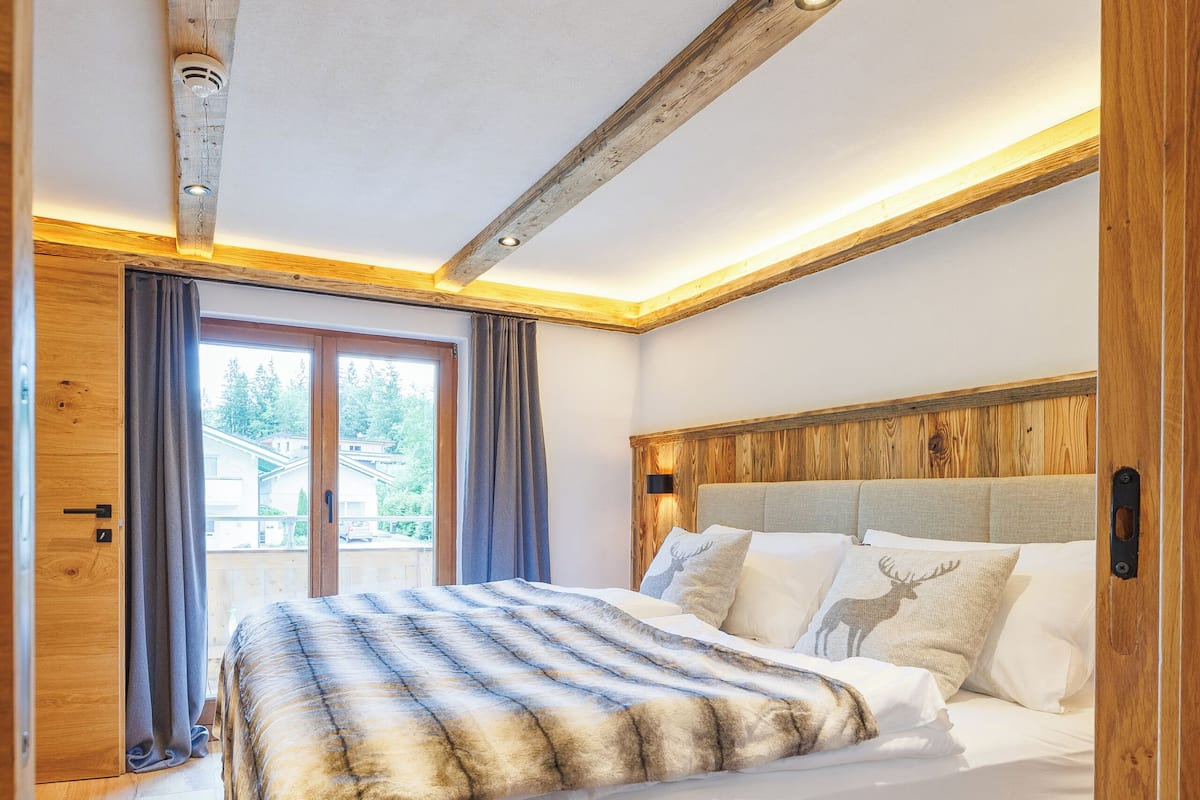 Premium bedding, laptop workspace, blackout curtains, soundproofing