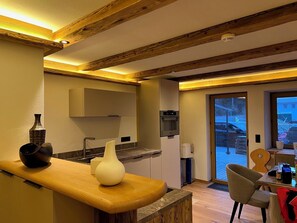 Deluxe Apartment, Mountain View | Private kitchen - Die Steinberg Chalets (St. Ulrich Am Pillersee)