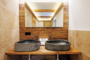 Dusche, Haartrockner, Hausschuhe, Handtücher