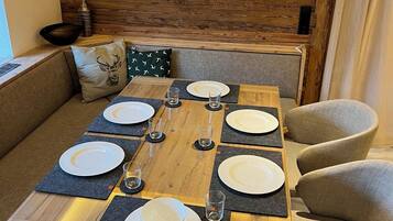 Deluxe-Apartment, Bergblick | Speisen