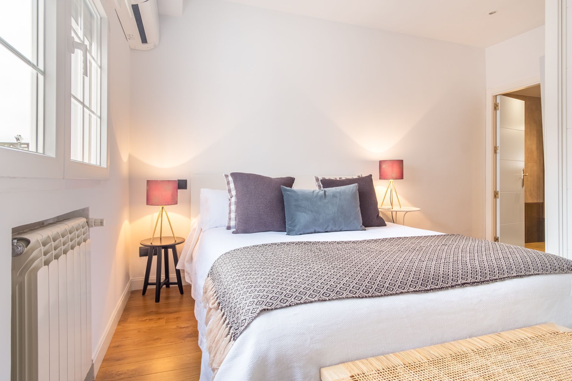1 slaapkamer, een strijkplank/strijkijzer, beddengoed