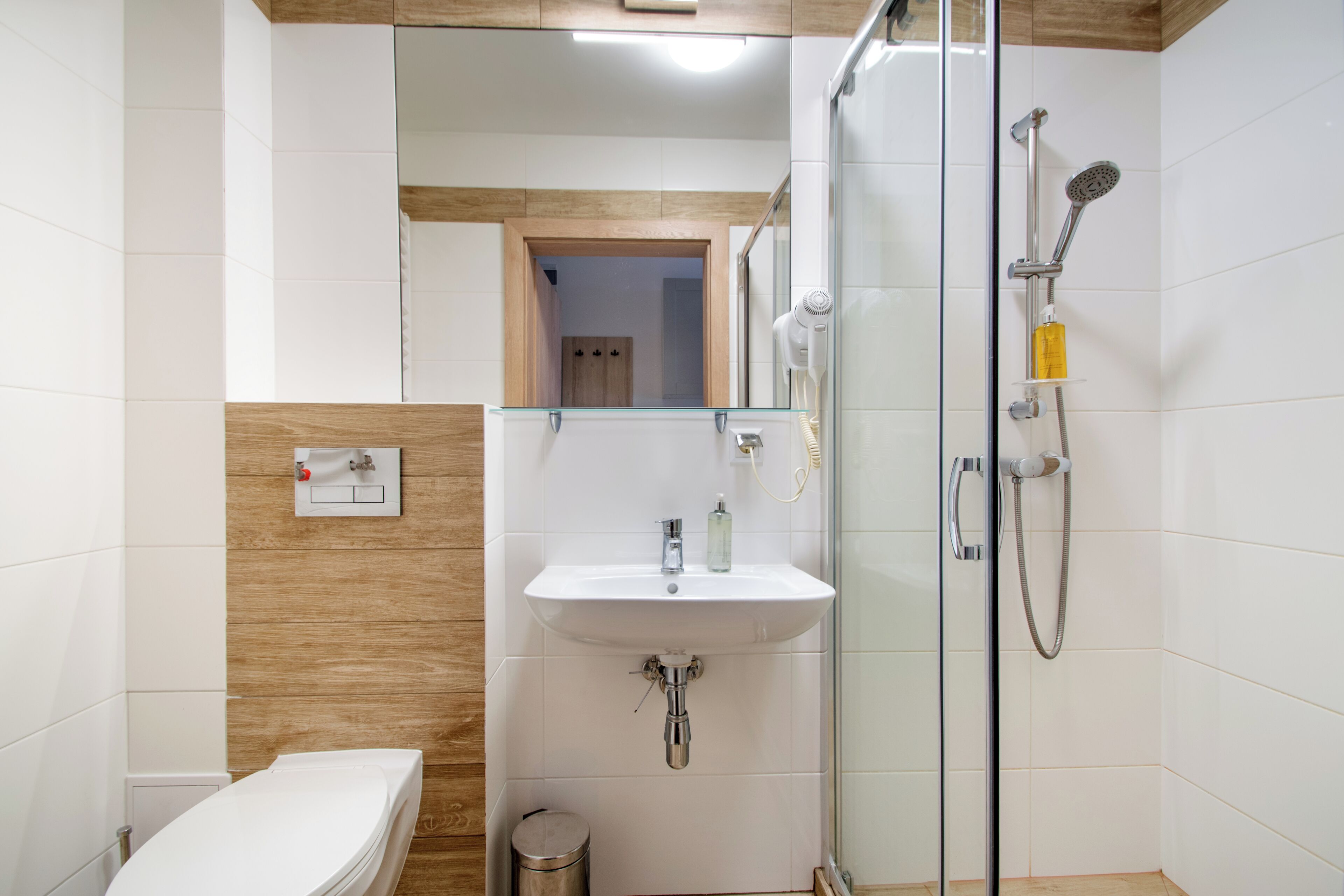 Suite Studio, balcon | Salle de bain | Serviettes fournies, savon, shampoing, papier toilette