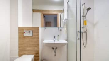Suite Studio, balcon | Salle de bain | Serviettes fournies, savon, shampoing, papier toilette