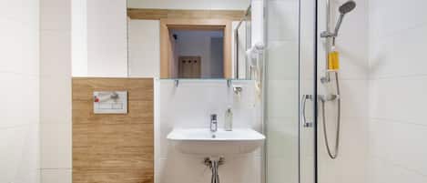 Suite estudio, balcón | Baño | Toallas, jabón, shampoo, papel de baño