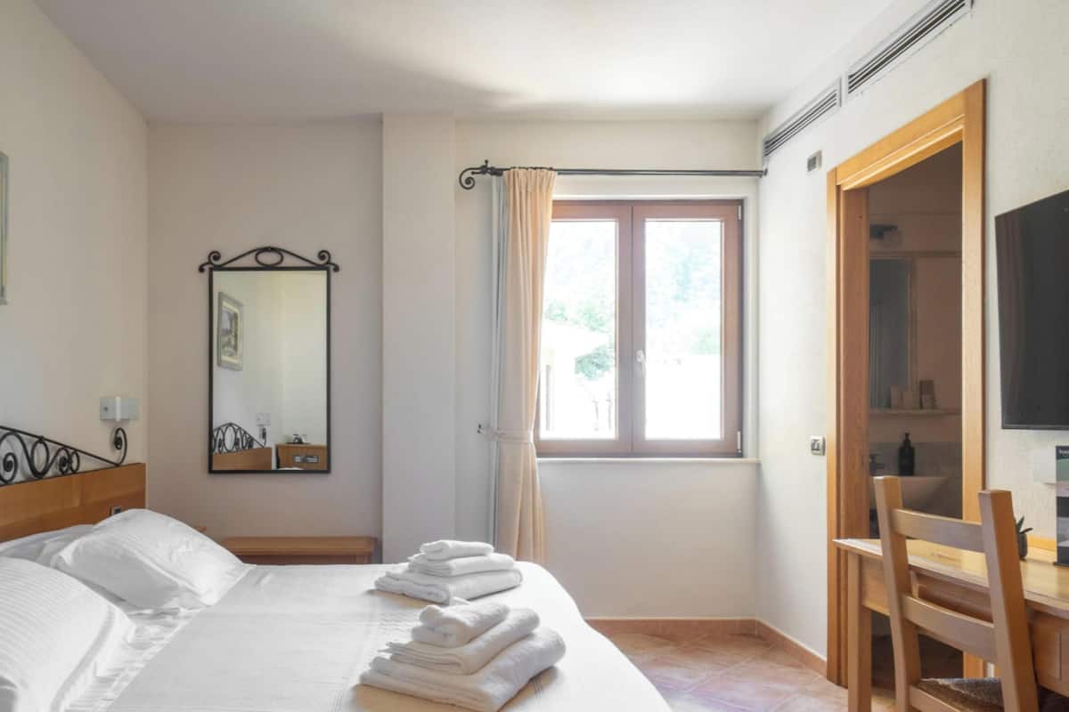 Habitación Confort con 1 cama matrimonial o 2 individuales | Caja de seguridad en la habitación y wifi gratis
