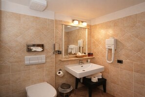 Chambre Confort Double ou avec lits jumeaux | Salle de bain