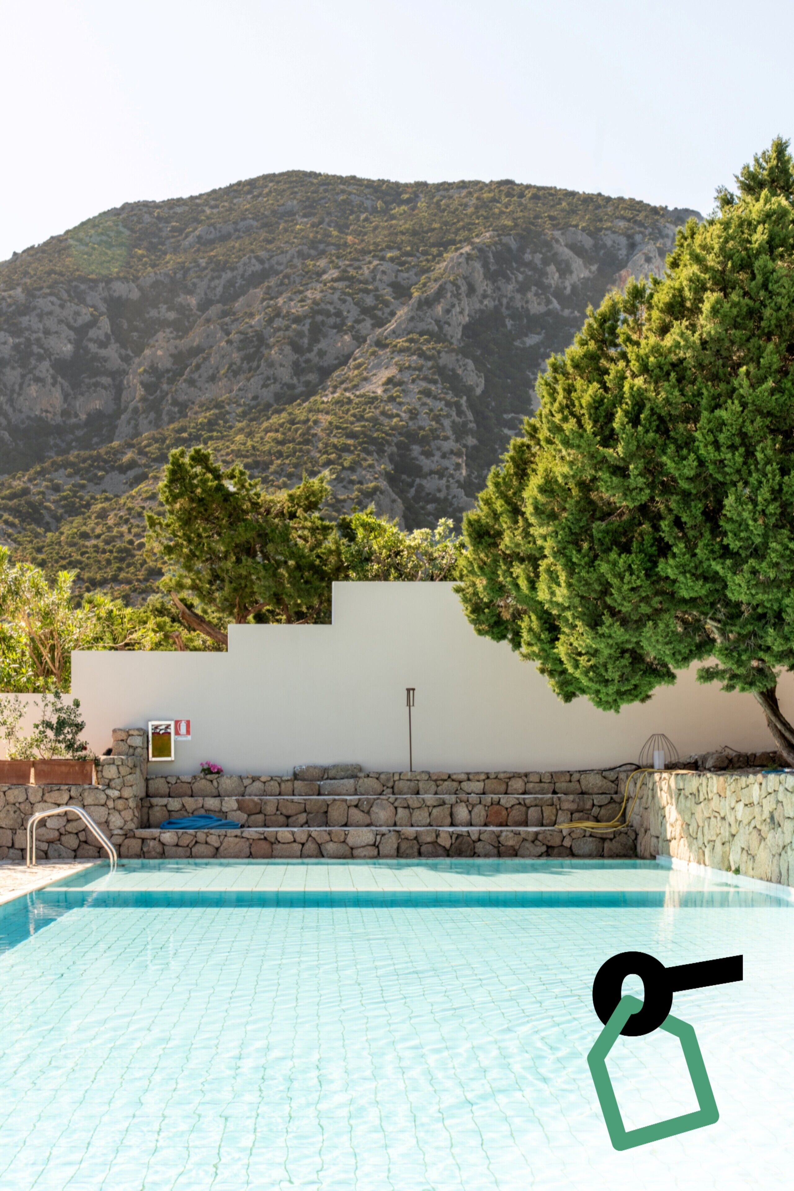 Una piscina al aire libre de temporada